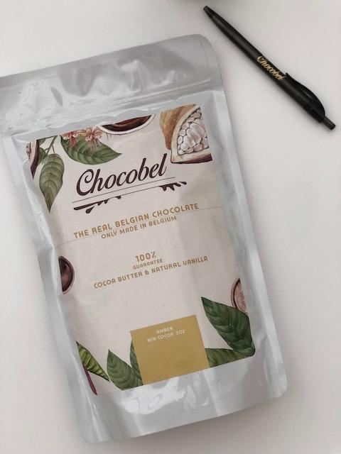 Biela čokoláda so slaným karamelom Amber 32%, línia Selection, 500 g – BELCOLADE