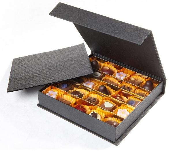 Čierna elegantná krabička na pralinky, s magnetickým vekom – CHOCOLATE WORLD