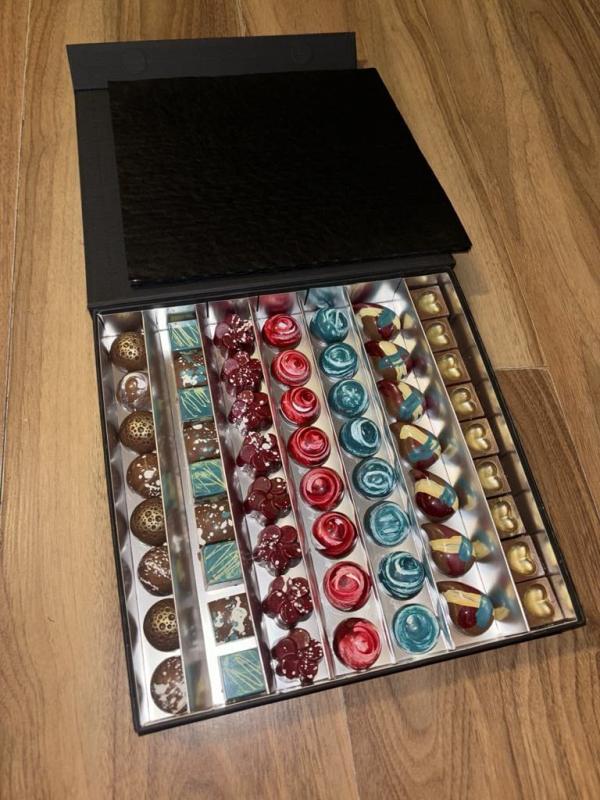 Magnetická krabička na 49 ks praliniek, čierna – PASTRYMARKET 2