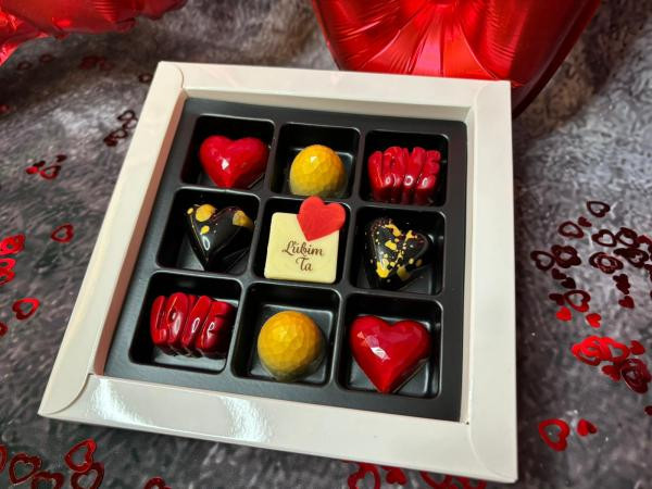 Biely obal na 9 ks praliniek s transparentným vekom – CHOCOLATE WORLD 1