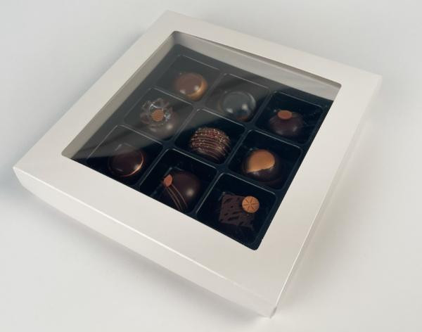 Biely obal na 9 ks praliniek s transparentným vekom – CHOCOLATE WORLD 3