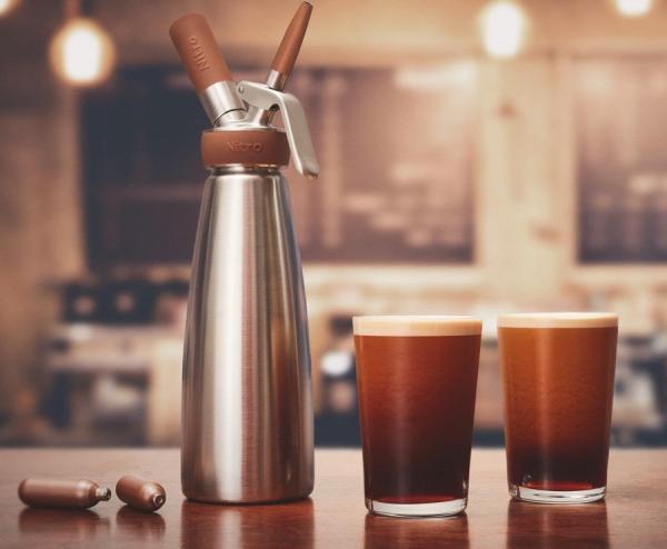 Tlaková fľaša na nápoje ISI Nitro Whip + bombičky +  koncentrát Cold Brew Coffee od MONIN
