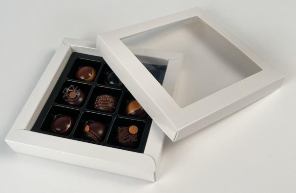 Biely obal na 9 ks praliniek s transparentným vekom – CHOCOLATE WORLD