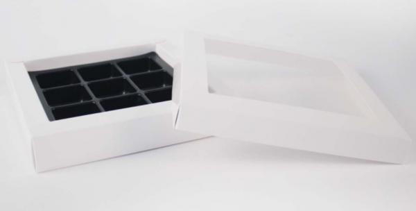 Biely obal na 9 ks praliniek s transparentným vekom – CHOCOLATE WORLD 2